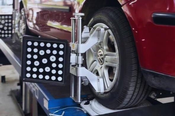 Alinhamento com geometria 3D em carro na Leffer Centro Automotivo