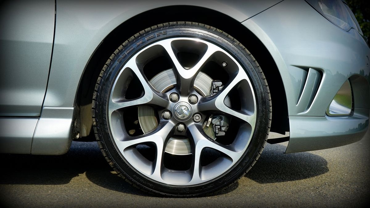 Pneu novo em carro de passeio na Leffer Centro Automotivo em Guaramirim